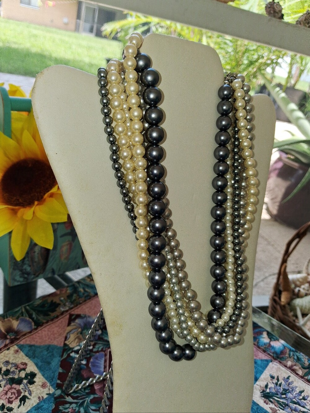 VERY PRETTY 7 STRANDED GREY & WHITE PEARL COSTUME NECKLACE - Picture 2 of 6